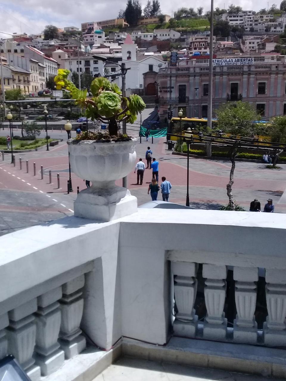 Hostal Mediodia Кіто Екстер'єр фото