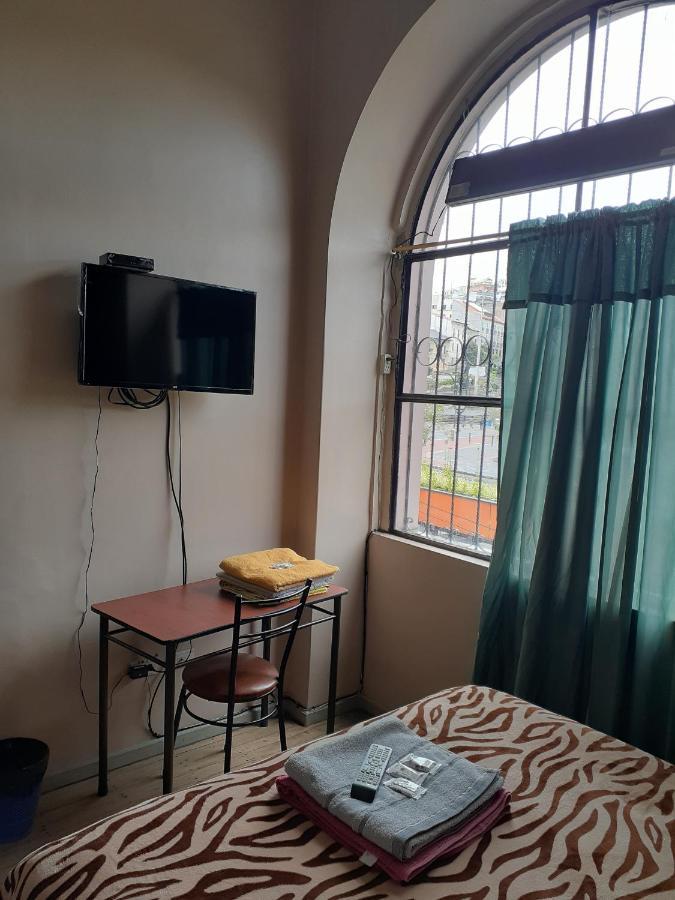 Hostal Mediodia Кіто Екстер'єр фото