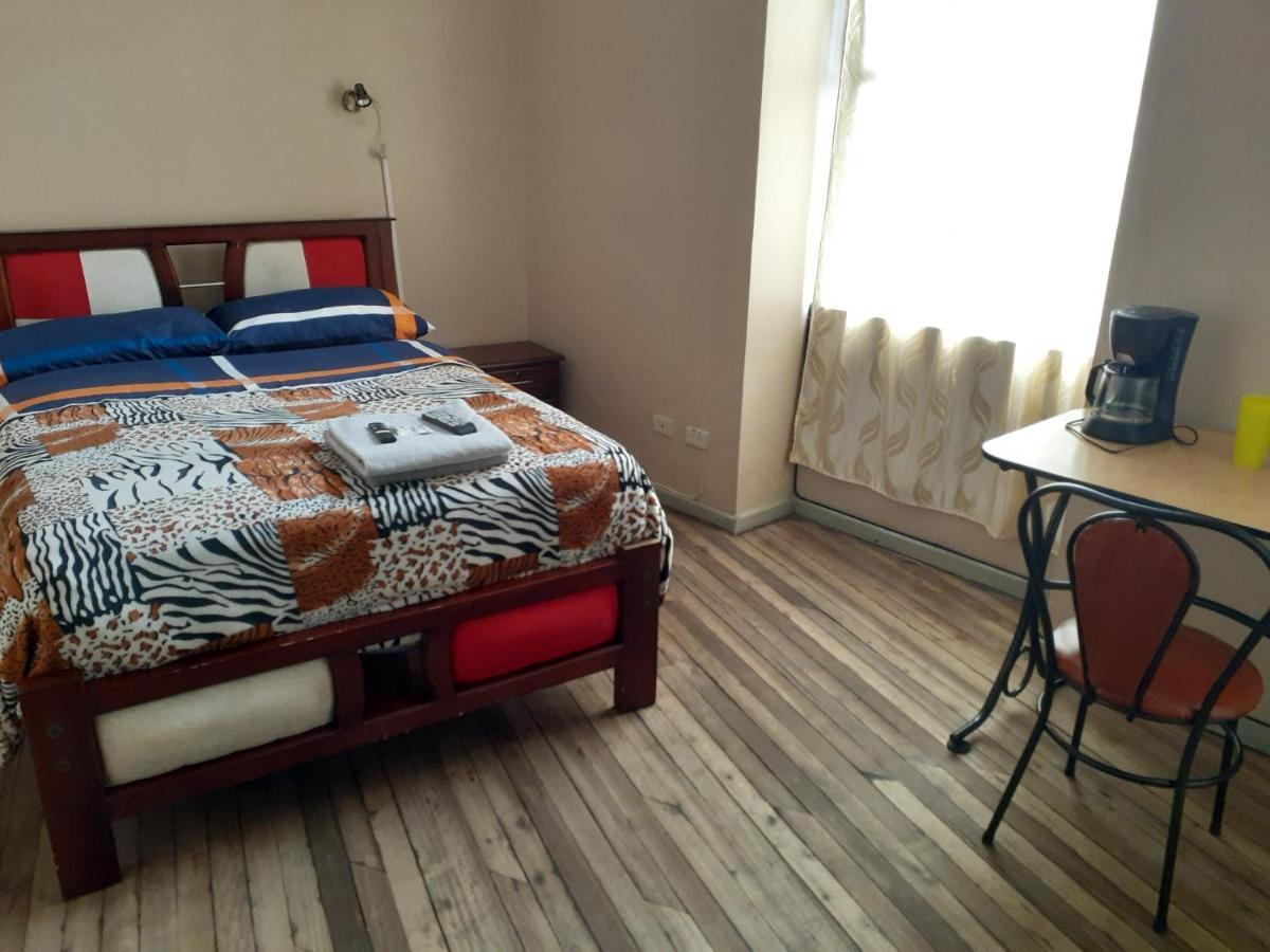 Hostal Mediodia Кіто Екстер'єр фото