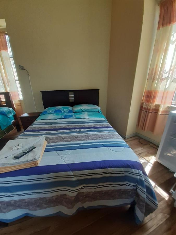 Hostal Mediodia Кіто Екстер'єр фото